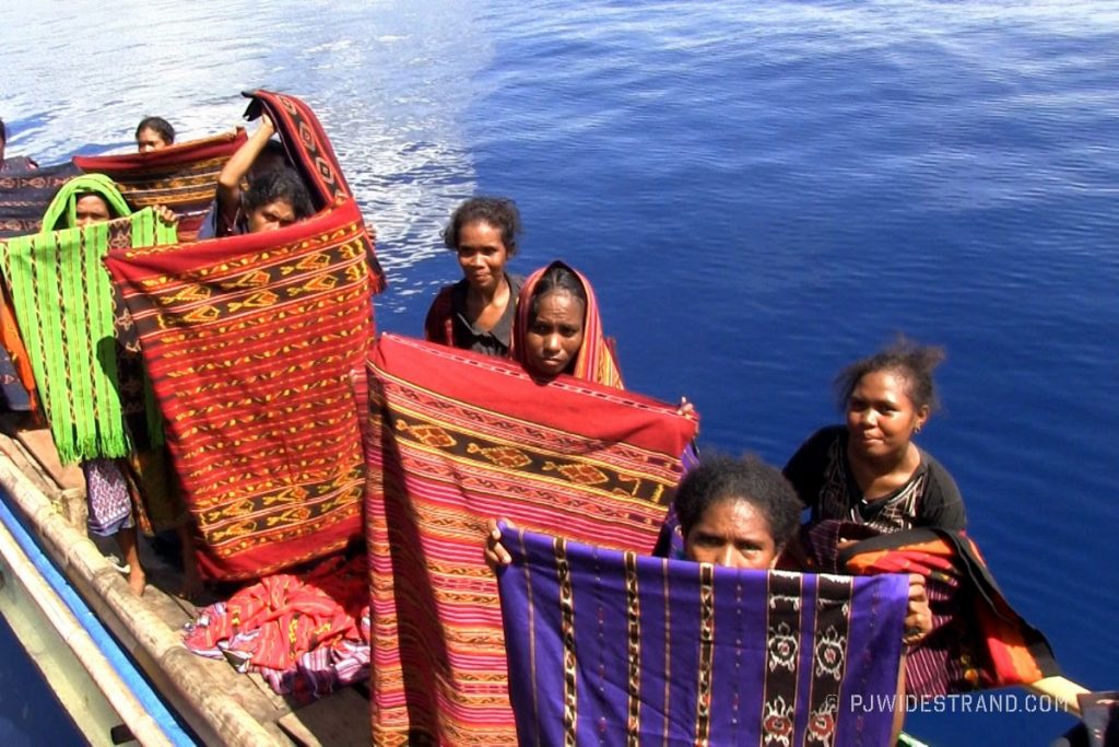 Ikat Vendors, Alor