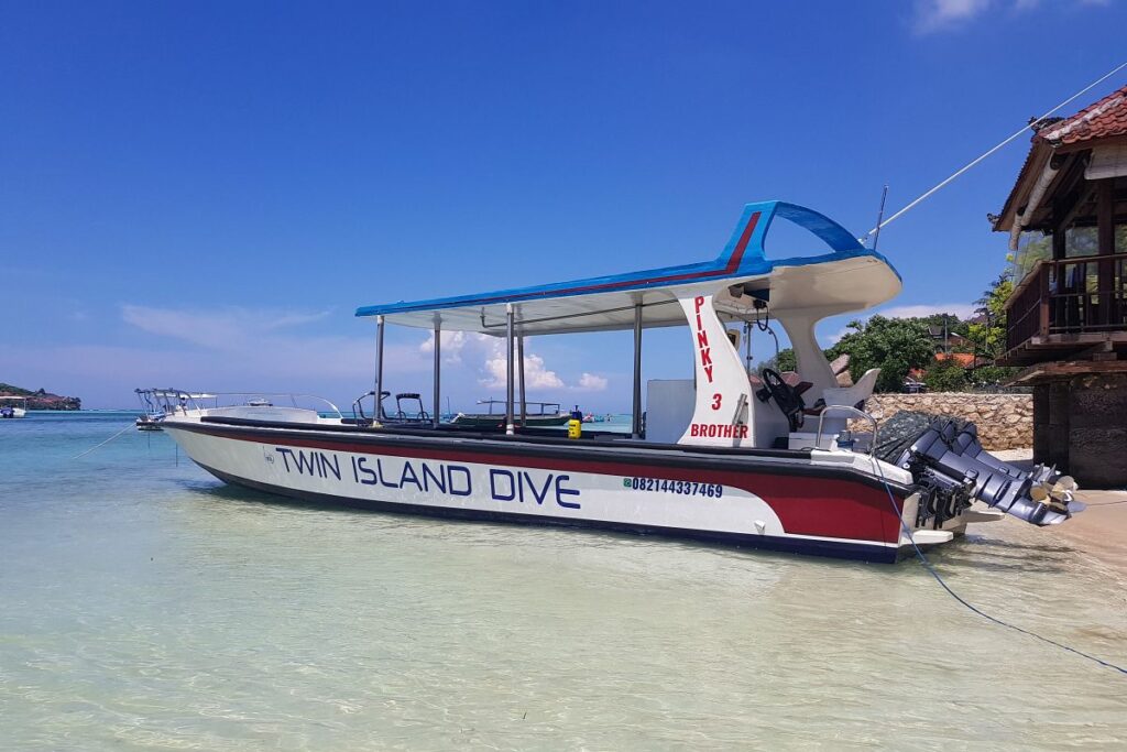 Dive boat