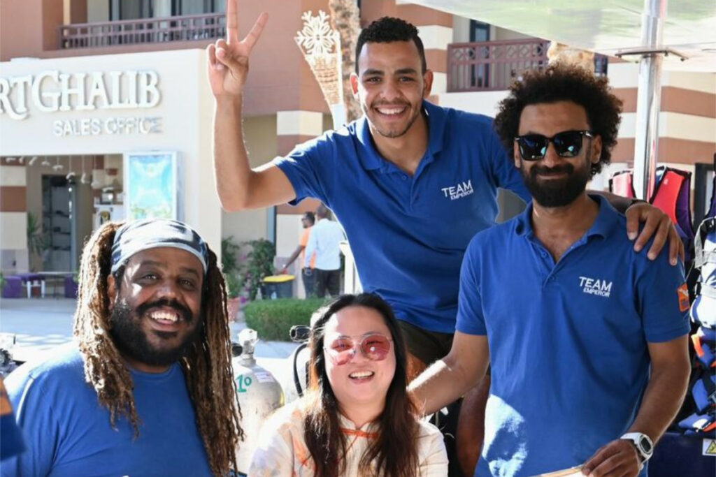 Emperor Divers Port Ghalib team and guest smiling